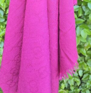 GUCCI PINK  GG 70% Wool 30% Silk Scarf 45 x 180 UNISEX . Please read carefully.